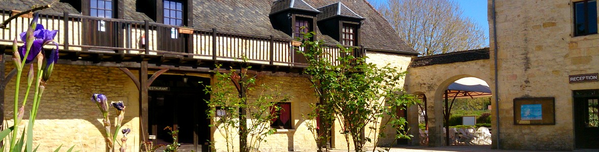 le Manoir du Chambon cour interieure